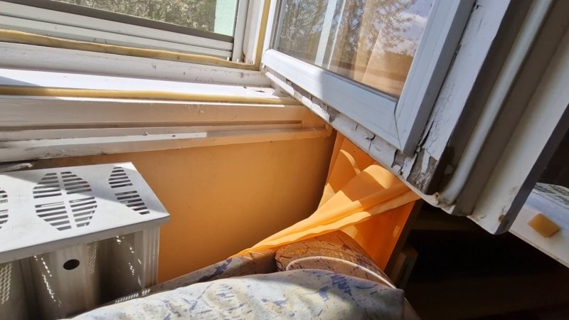 Amikor a hagyományos fa ablakba berakják a thermoplan üveget amit megtámogatnak kívülről egy léccel és ezért nem lehet rá felszerelni a vízelvezetőt...