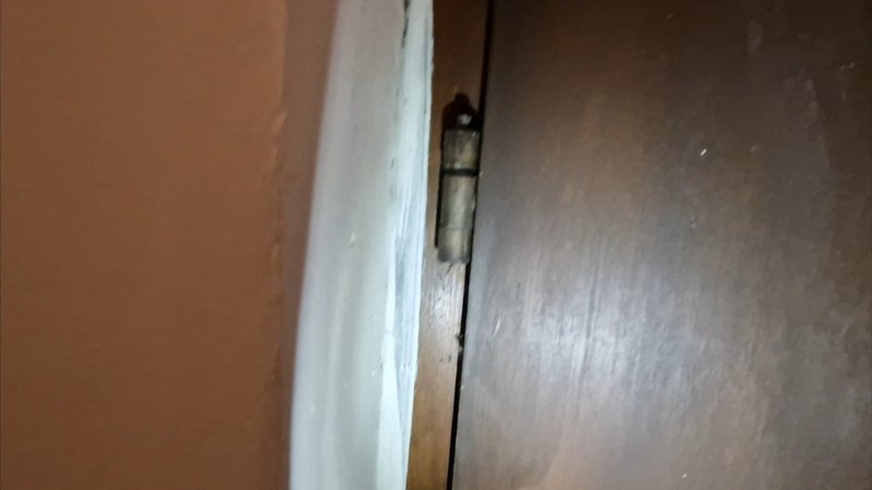 Fa bejárati ajtó magasságra nem állítható, korszerűtlen stiftes pánttal felszerelve.